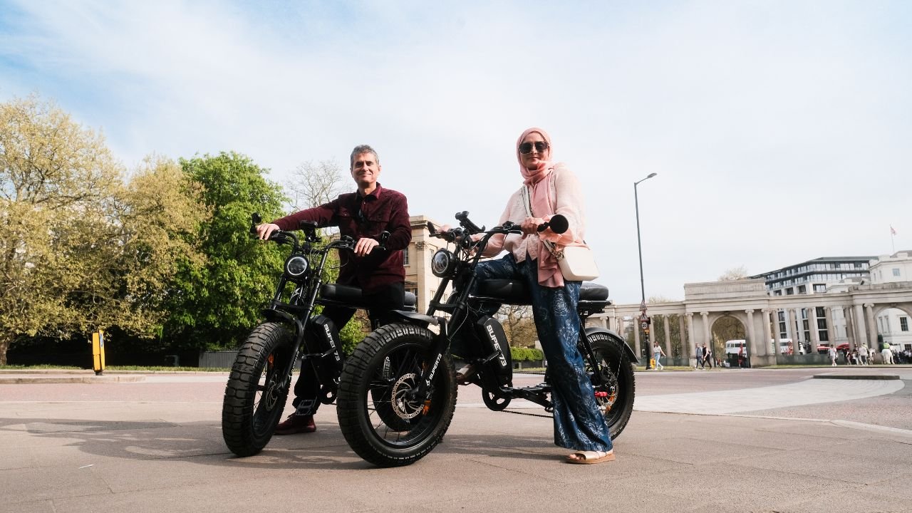 Couple exploring Central London on premium Super73 electric bikes during a guided FOF Bike Tours experience.